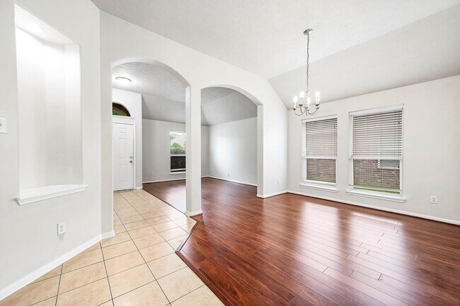 Building Photo - 927 Hannah Falls Ln