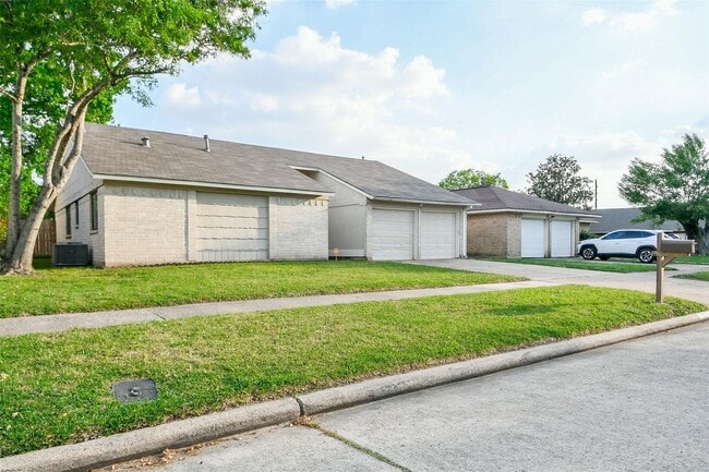 Building Photo - 5635 Greenhill Forest Dr