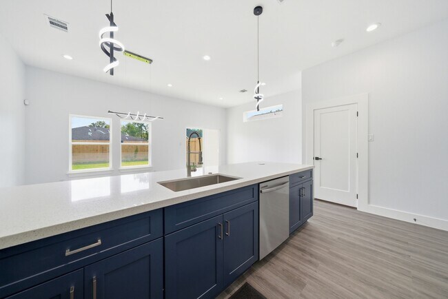 Building Photo - 1015 Ellington St