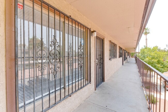 Building Photo - Charming Upstairs Unit with Prime Location...