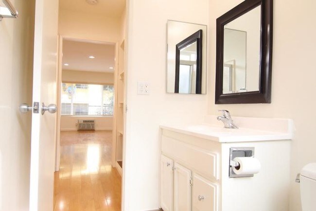 Building Photo - 1 bedroom in Los Angeles CA 90027
