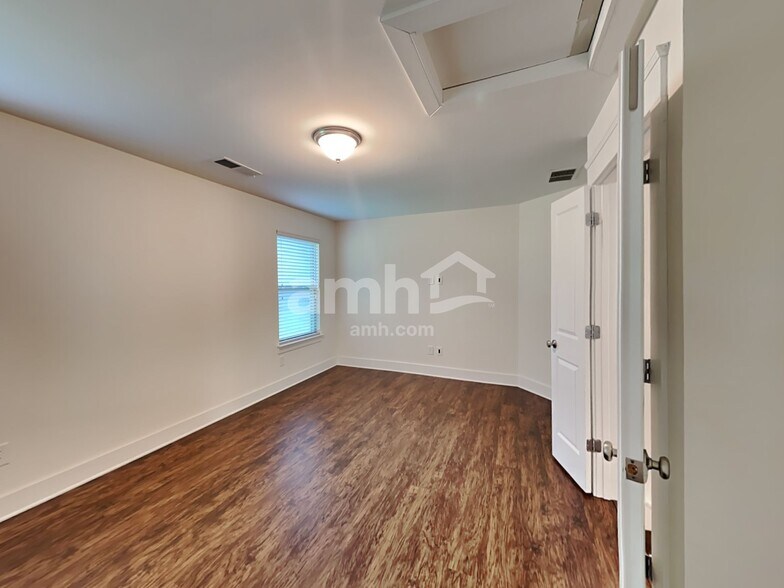 Building Photo - 1065 Adams Haven Bend