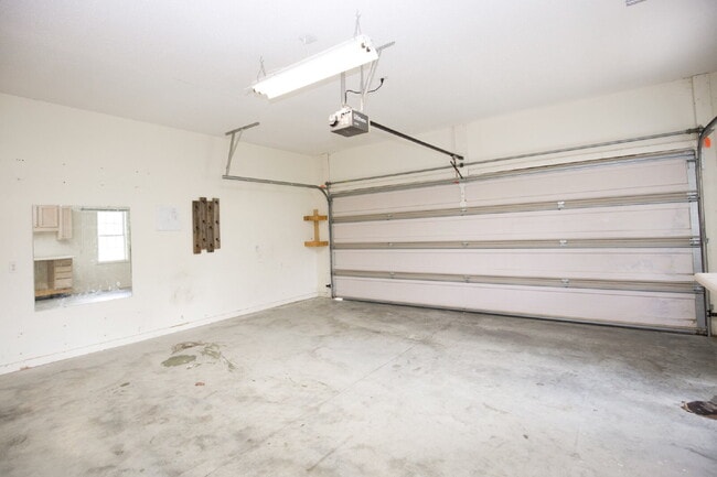 Building Photo - 102 Willow Creek Ln
