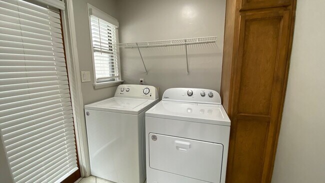 Building Photo - Large 3 bed 2 bath on 62nd!