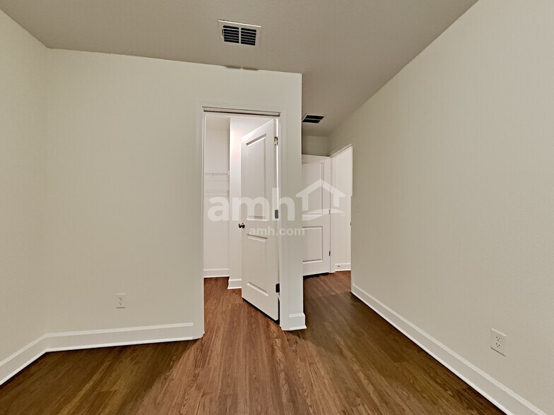 Building Photo - 450 Sandstone Dr