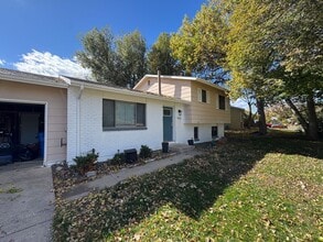 Building Photo - Great Tri-level home