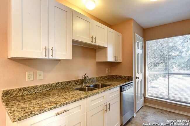 Building Photo - 2 Bedroom/2 Bath Condo San Pedro Hills Subdivsion