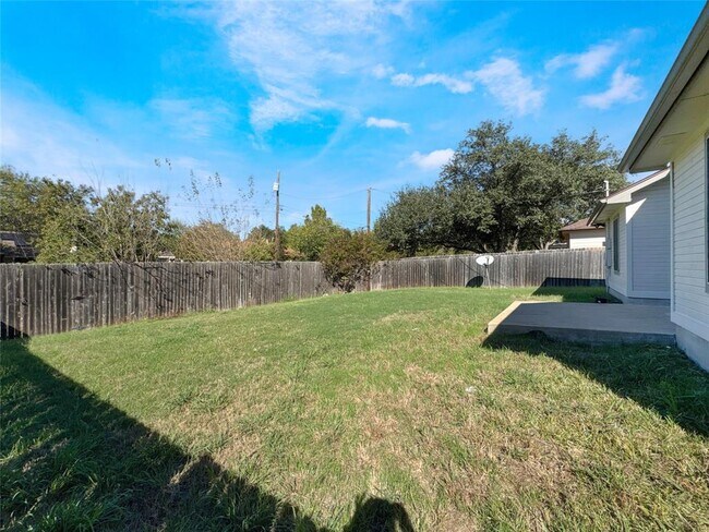 Building Photo - 1901 Holly Springs Dr