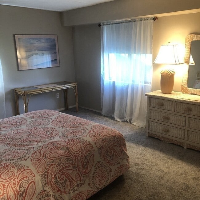 Building Photo - 685 Oak St