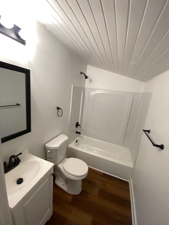 Building Photo - Beautifully upgraded studio unit