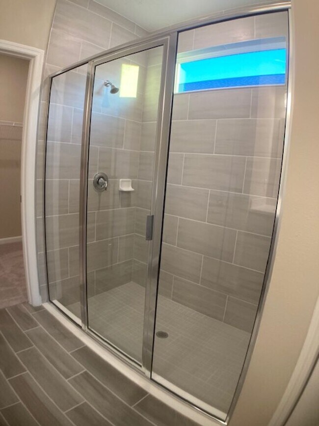 Building Photo - Stylish & Low-Maintenance Living in Oakleaf Community