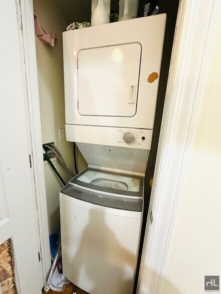 Building Photo - Floor Through 4 Bed/1.5 Bath Penthouse in ...