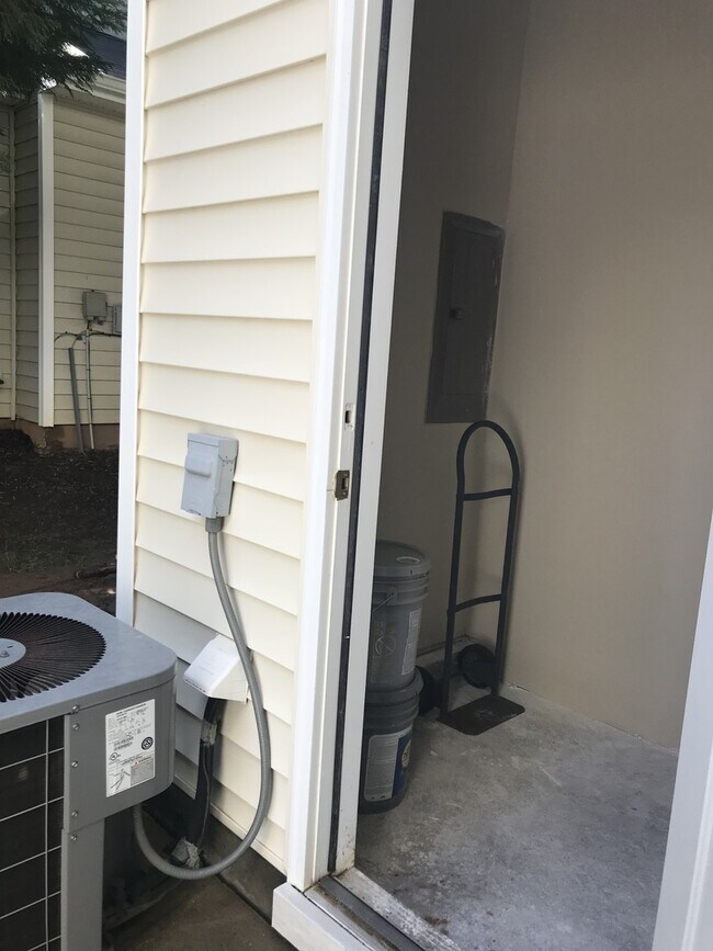 Building Photo - 3 Bedroom  2.5 Bath townhome located at  T...