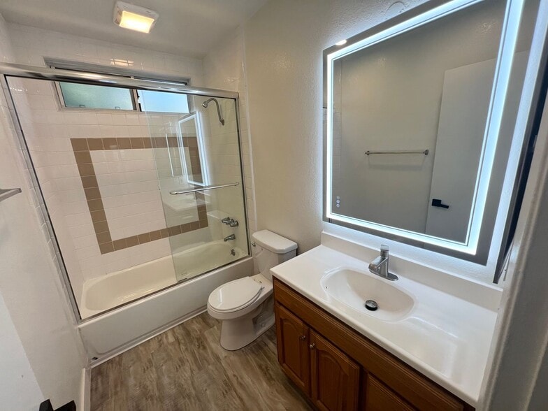 Building Photo - 3359 Mentone Ave