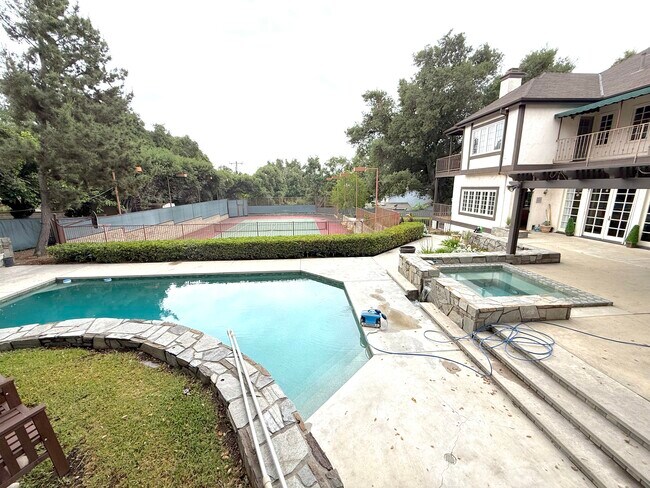 Building Photo - 533 Sierra Madre Ave