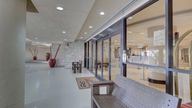 Building Photo - 2555 Collins Ave