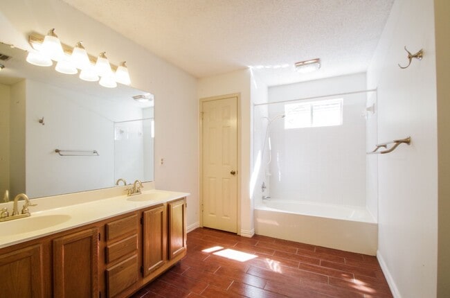 Building Photo - Great 4 bed 2.5 bath on Greenbelt