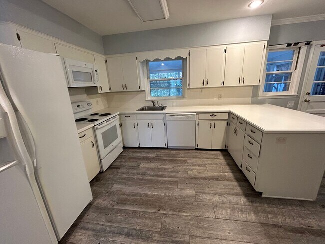 Building Photo - Charming 3/2 House in College Heights- $2,250
