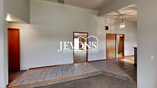 Building Photo - $500 Off First Month! Enjoy this 3-bedroom home featuring a fully equipped kitchen, a two-car att...