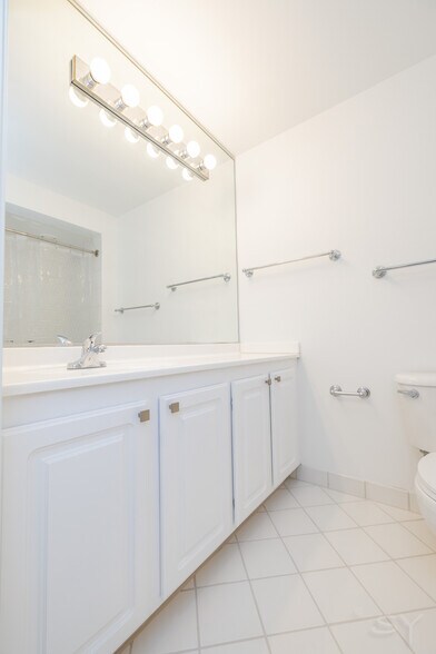 Building Photo - 345 N La Salle Dr