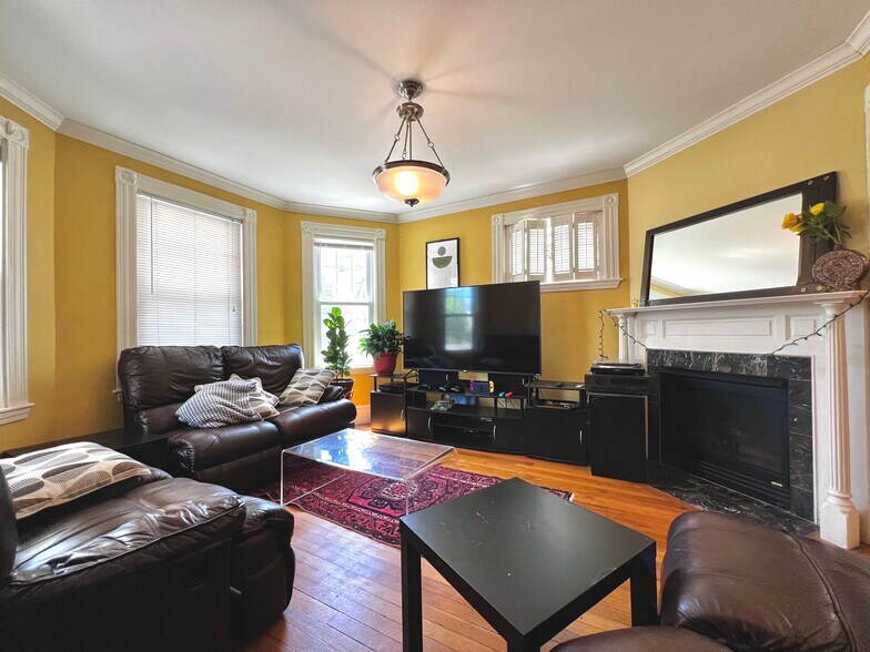 Primary Photo - 24 Burton St
