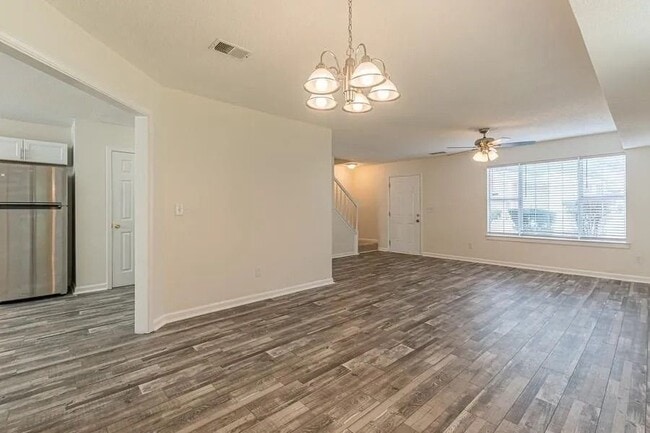 Building Photo - 5545 Northcut Dr