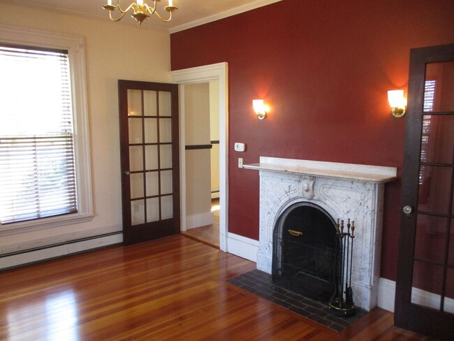 Building Photo - 3 Bedroom Victorian home near the center t...