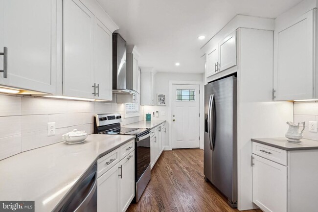 Building Photo - Gorgeous, Sun-lit,Townhouse in Alexandria