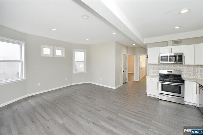 Building Photo - 23 Bayview Ave