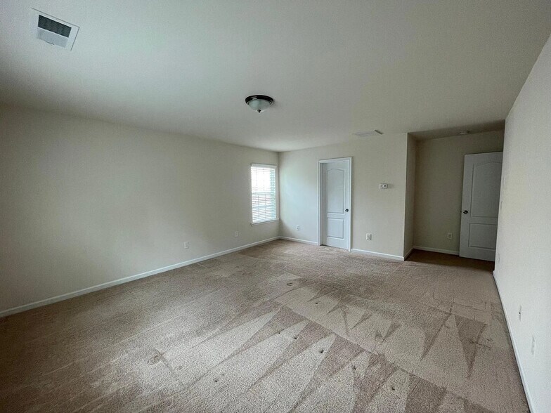 Building Photo - Room in House on Agnew Dr