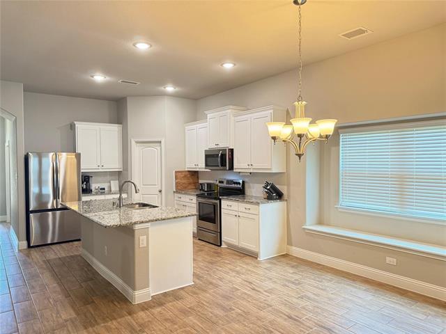 Building Photo - 210 Jacaranda Dr