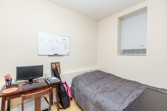 Building Photo - Condo Quality 2bed/1bath GARDEN space in t...
