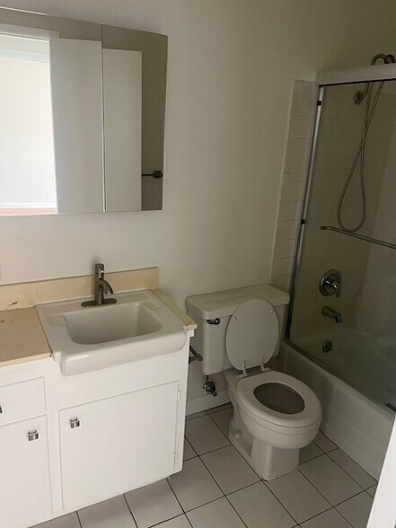 Building Photo - 53 Suffolk Ave