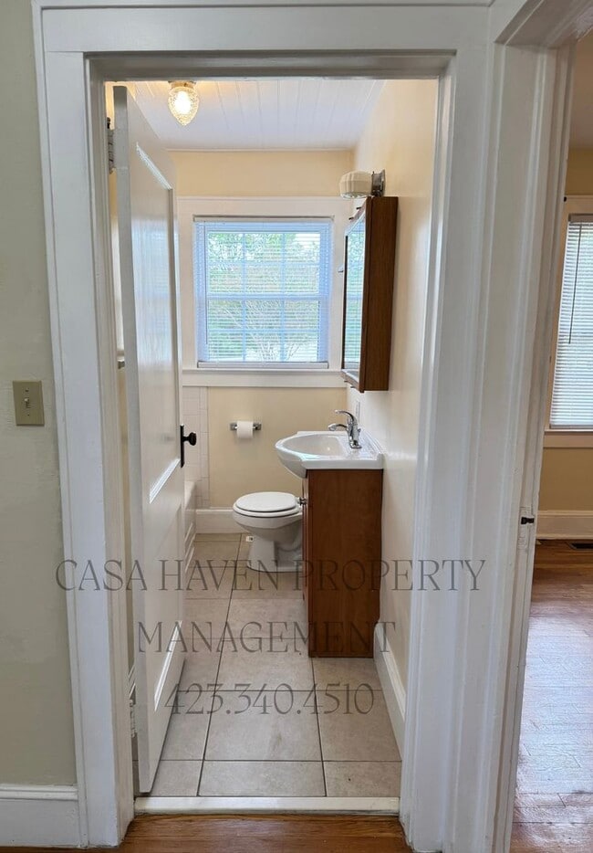 Building Photo - Charming 2 Bed 1 Bath in the Tree Streets!