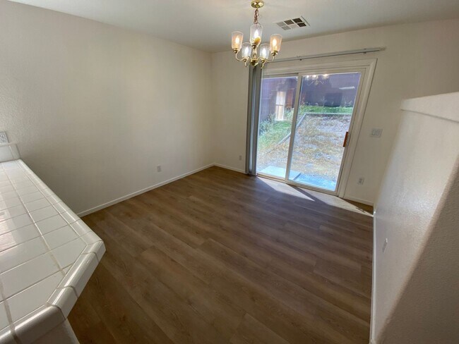 Building Photo - Great 4 bed/2.5 bath home located in the Southern area