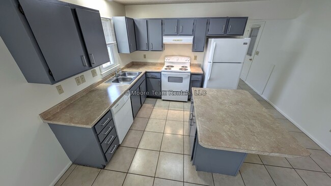 Building Photo - 3 Bed / 2 Bath on 1 Level - Garage, Lawn C...