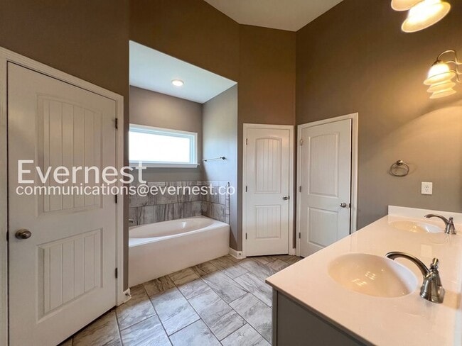 Building Photo - 5670 Matthew Dr