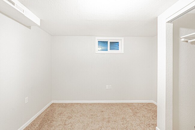 Building Photo - Exceptional 4-Bed, 2-Bath Home in Englewoo...