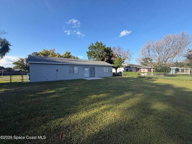 Building Photo - 1607 Fairfield Cir NE