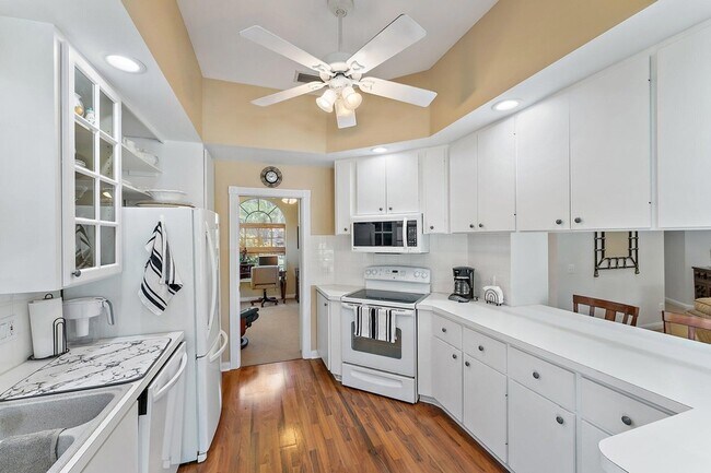 Building Photo - 8485 SE Palm Hammock Ln
