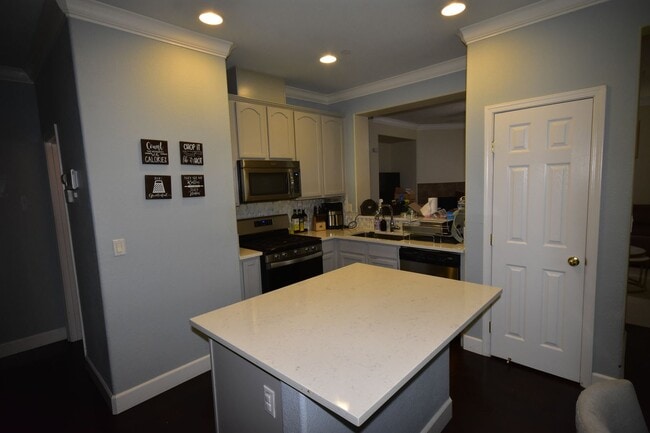 Building Photo - 1030 Sierra View Cir