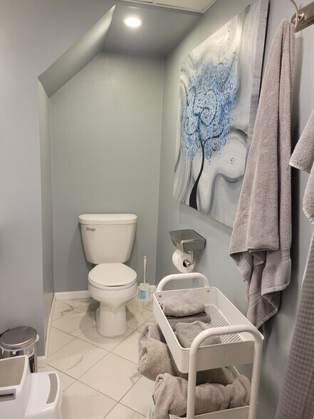 Building Photo - 413 N Rosa Rd