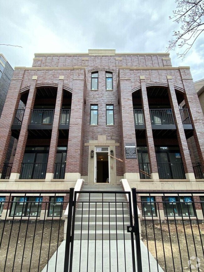 Building Photo - 4 bedroom in Chicago IL 60657