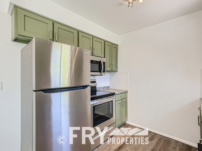 Building Photo - Updated large 2bed/1bath