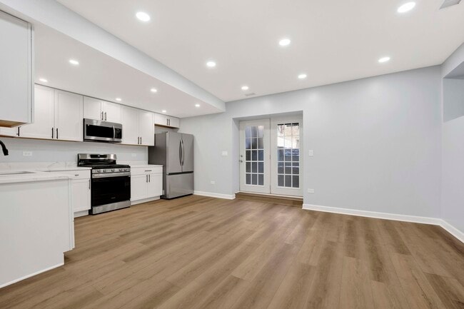 Building Photo - 2329 N Geneva Terrace