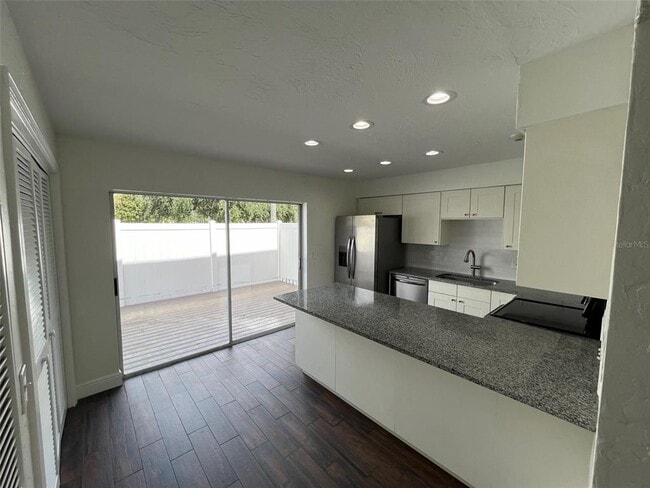 Building Photo - 301 S Bungalow Park Ave