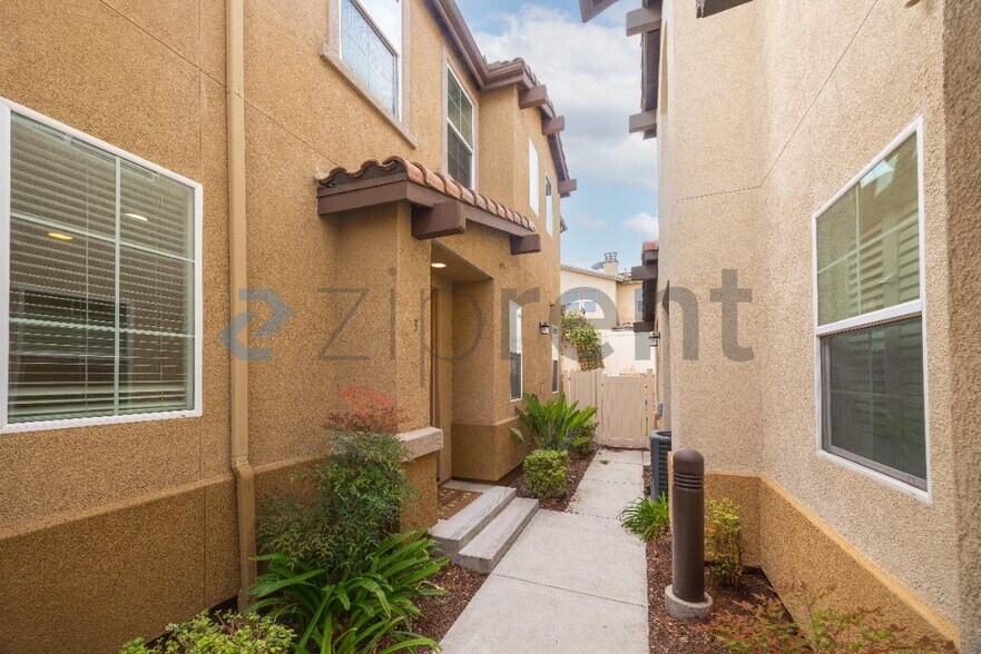 Building Photo - Unit 3