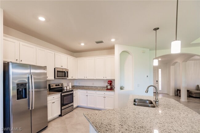 Building Photo - 3305 Altimira Dr