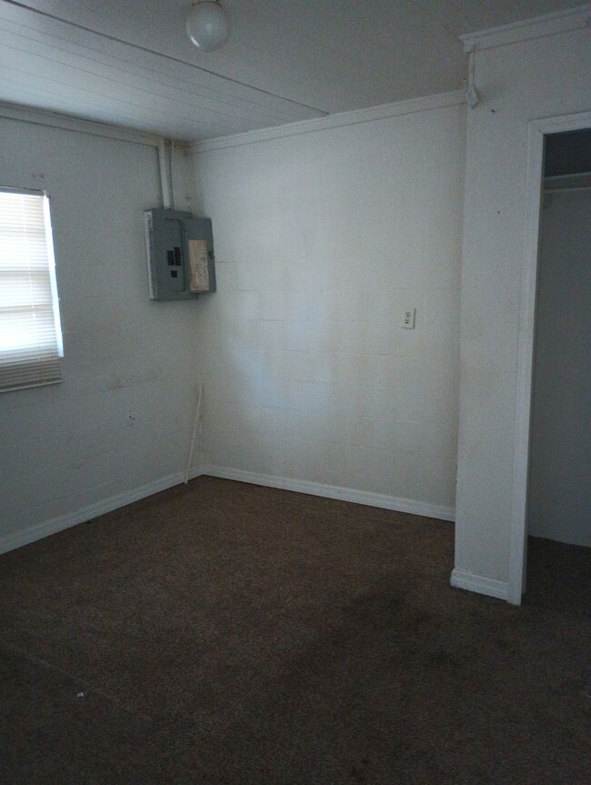 Building Photo - 2 bedroom 1 bathroom duplex for rent