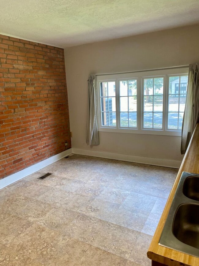 Building Photo - Available for 2026-2027 Fall Pre-Leasing! ...